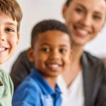Kinder mit LRS & ADHS mit einer Sonderpädagogin beim unterstützenden Lernen in der Schule