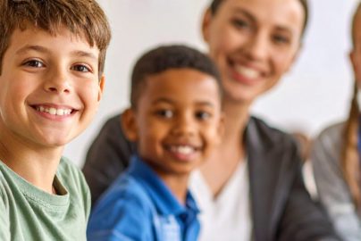 Kinder mit LRS & ADHS mit einer Sonderpädagogin beim unterstützenden Lernen in der Schule